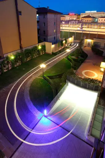 Area del parcheggio della Residenza Carracci con accesso carrabile e illuminazione esterna